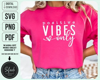 Peut inclure: Sweat-shirt rose avec un texte blanc qui dit "positive vibes only" avec un petit symbole de cœur.