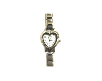 Reloj italiano con esfera blanca y corazón.