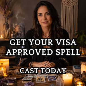 Peut inclure: Une personne aux cheveux bruns portant un haut noir est assise à une table en bois avec des cartes de tarot, des cristaux et des bougies allumées. Le texte GET YOUR VISA APPROVED SPELL CAST TODAY est superposé en blanc au centre.