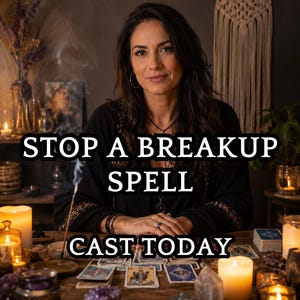 Peut inclure: Une personne aux longs cheveux bruns vêtue d'un haut noir est assise à une table en bois avec des cartes de tarot, des cristaux et des bougies allumées. Le texte STOP A BREAKUP SPELL CAST TODAY est superposé en blanc sur fond sombre.