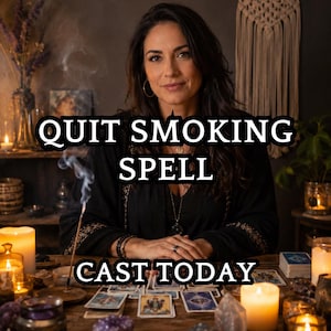 Puede incluir: Imagen con el texto "QUIT SMOKING SPELL CAST TODAY". Una mujer está sentada en una mesa de madera con cartas del tarot, cristales y velas. El humo del incienso se eleva, creando una atmósfera mística.