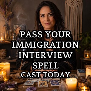 Może przedstawiać: Drewniany stół z kilkoma zapalonymi świecami, rozrzuconymi kartami tarota i kryształami. Tekst PASS YOUR IMMIGRATION INTERVIEW SPELL CAST TODAY jest nałożony na biało z czarnym obrysem. Za stołem w ciemnym pomieszczeniu siedzi osoba.