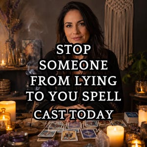 Puede incluir: Una mujer está sentada en una mesa de madera con cartas del tarot, velas y cristales. El texto de la imagen dice: "STOP SOMEONE FROM LYING TO YOU SPELL CAST TODAY."