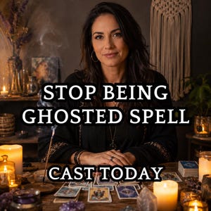 Peut inclure: Une femme est assise à une table en bois avec des cartes de tarot, des cristaux et des bougies. Le texte "STOP BEING GHOSTED SPELL CAST TODAY" est superposé à l'image. La scène est faiblement éclairée avec une ambiance mystique.