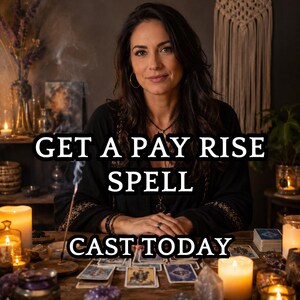 Może przedstawiać: Kobieta siedzi przy drewnianym stole z kartami tarota, kryształami i świecami. Tekst "GET A PAY RISE SPELL CAST TODAY" jest wyświetlany na biało. Scena ma mistyczny, duchowy motyw.