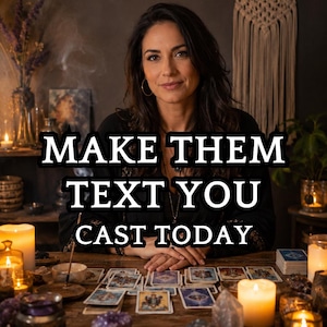 Peut inclure: Une femme est assise à une table en bois avec des cartes de tarot, des cristaux et des bougies. Le texte "MAKE THEM TEXT YOU CAST TODAY" est superposé à l'image. La scène a un thème mystique et spirituel.