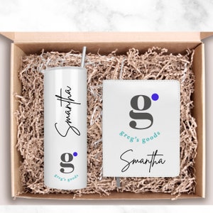 Pode incluir: Uma caixa de presente branca cheia de aparas de papel castanho cont&eacute;m um copo branco com um nome em it&aacute;lico preto "Samantha" e um logotipo "g" cinzento com o texto "greg's goods" em turquesa. A caixa tamb&eacute;m cont&eacute;m um caderno branco com o mesmo logotipo e o nome "Samantha" em it&aacute;lico preto.