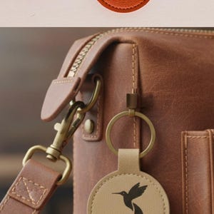 Puede incluir: Una colecci&oacute;n de llaveros personalizados en varios colores, con nombres, logotipos e informaci&oacute;n de la empresa. Los llaveros son redondos, de material similar al cuero y sujetos a anillas met&aacute;licas. La imagen incluye el texto "BEST PERSONALIZED EMPLOYEE GIFT IDEAS".