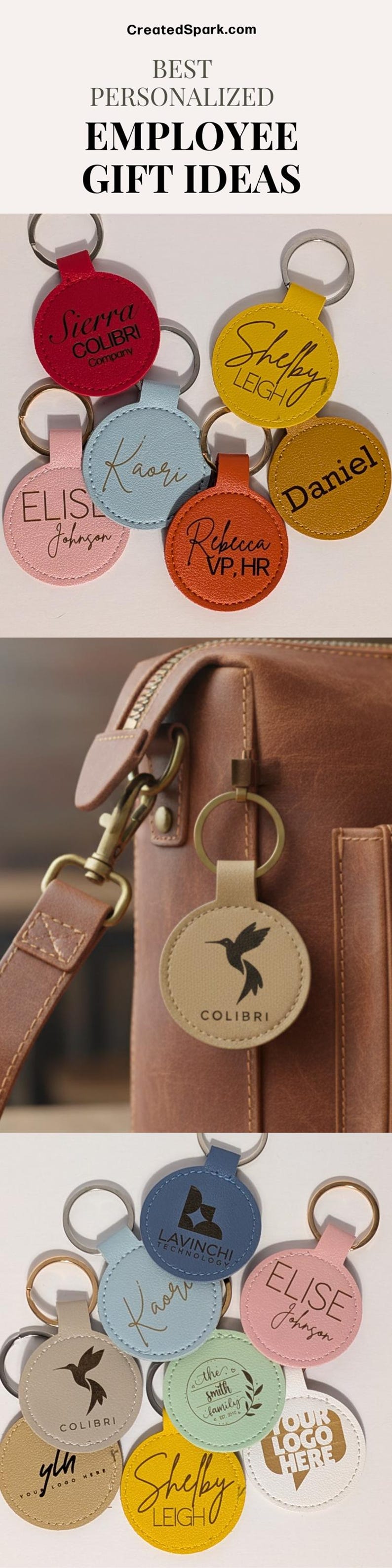 Puede incluir: Una colecci&oacute;n de llaveros personalizados en varios colores, con nombres, logotipos e informaci&oacute;n de la empresa. Los llaveros son redondos, de material similar al cuero y sujetos a anillas met&aacute;licas. La imagen incluye el texto "BEST PERSONALIZED EMPLOYEE GIFT IDEAS".