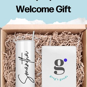 Pode incluir: Uma caixa de presente branca cheia de papel de embrulho castanho. A caixa cont&eacute;m um copo branco com o nome "Samantha" escrito nele e um cart&atilde;o branco com o texto "greg's goods" e um "g" preto com um ponto azul. A caixa est&aacute; sobre um fundo azul claro com o texto "CreatedSpark" e uma estrela branca com um centro roxo.