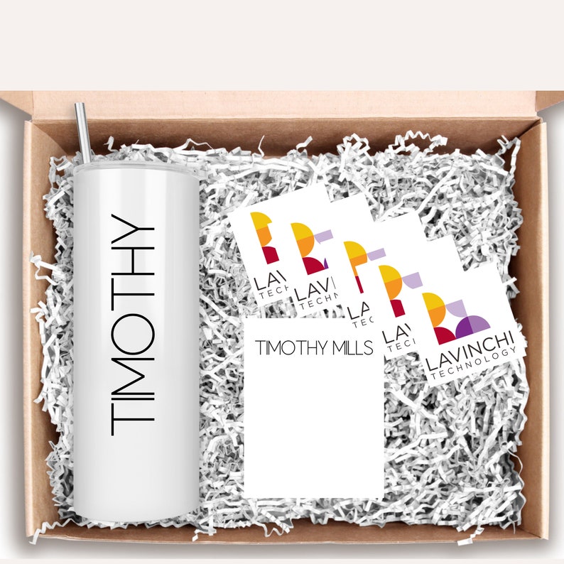 Peut inclure: Un gobelet blanc avec le nom "TIMOTHY" imprim&eacute; dessus, un jeu de quatre cartes de visite avec le logo "LAVINCHI TECHNOLOGY" et le nom "TIMOTHY MILLS" imprim&eacute; dessus, le tout dans une bo&icirc;te remplie de papier blanc d&eacute;chiquet&eacute;.