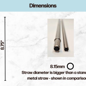 Op de afbeelding: Twee drinkrietjes van roestvrij staal, een van 8,75 inch lang en de andere met een diameter van 8,15 mm. Het grotere rietje wordt getoond naast een standaard metalen rietje ter vergelijking.