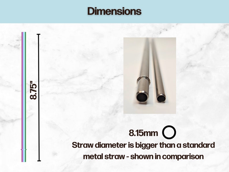 Op de afbeelding: Twee drinkrietjes van roestvrij staal, een van 8,75 inch lang en de andere met een diameter van 8,15 mm. Het grotere rietje wordt getoond naast een standaard metalen rietje ter vergelijking.