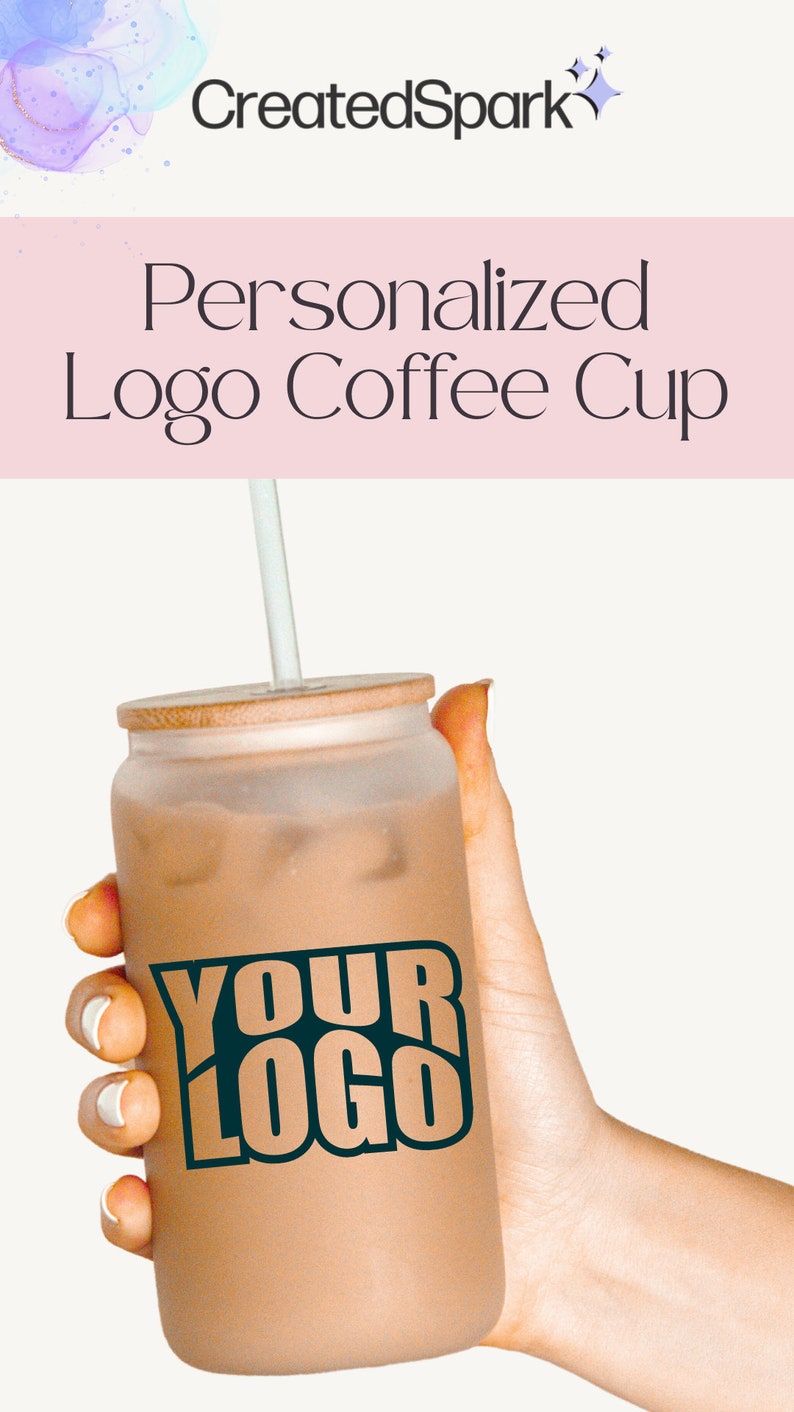 Pode incluir: Uma caneca de caf&eacute; de vidro fosco marrom com tampa de bambu e um canudo. A caneca tem um gr&aacute;fico preto e branco que diz "YOUR LOGO".