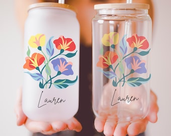 Copo de café de vidro com flor de nascimento personalizada, nome personalizado, copo para festa, lembrancinha colorida, moderna, com tampa de canudo