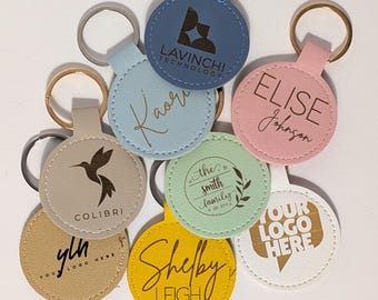 Personalisierte Tag Leder Schlüsselbund Rucksack Label Windel Tasche Tag graviert Benutzerdefinierte Schlüsselbund Fügen Sie Ihr Logo Mitarbeiter Merch Werbeartikel