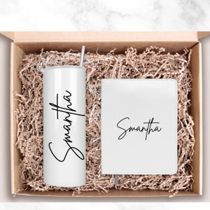Pode incluir: Uma caixa de presente branca cheia de papel de embrulho castanho. A caixa cont&eacute;m um copo branco com o nome "Samantha" em escrita cursiva preta e um caderno branco com o mesmo nome em escrita cursiva preta.