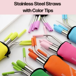 Könnte beinhalten: Set aus Edelstahlstrohhalmen mit bunten Silikonspitzen, jedes Set wird mit einem Etui geliefert. Die Etuis sind in verschiedenen Farben erhältlich, darunter Gelb, Blau, Rosa und Orange.