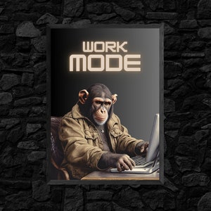 Könnte beinhalten: Ein Schimpanse in einer braunen Jacke sitzt an einem Schreibtisch und benutzt einen Laptop. Der Text "WORK MODE" wird über dem Schimpansen angezeigt.