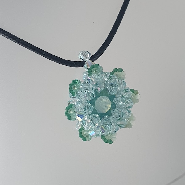 Collier avec pendentif en cristal autrichien, idée cadeau fête des mères, pendentif vert d'eau  pacific opal et fleurs vert clair