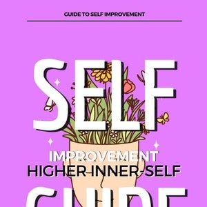 Może przedstawiać: Fioletowe tło z białym tekstem, który brzmi "Guide to Self Improvement". Słowo "SELF" jest napisane dużymi białymi literami, z doniczką rosnącą na szczycie litery "L". Tekst "IMPROVEMENT" znajduje się pod słowem "SELF", a tekst "HIGHER INNER-SELF" pod nim. Słowo "GUIDE" jest napisane dużymi białymi literami pod tekstem "HIGHER INNER-SELF". Tekst "EVERYTHING YOU NEED TO MEET YOUR NEW HIGHER FREQUENCY SELF" znajduje się na dole obrazu.
