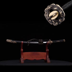 Handgefertigtes Wakizashi mit Gravur: Japanisches Samurai-Schwert, Drache Tsuba