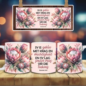 Puede incluir: Dos tazas blancas con un diseño floral rosa con flores de protea. Las tazas tienen el texto "SY IS geklee MET KRAG EN waardigheid EN SY LAG sonder vrees VIR DIE toekoms Spreuke 31:25" impreso en ellas.
