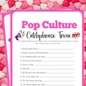 Puede incluir: Una tarjeta de juego imprimible rosa con el título "Pop Culture Catchphrase Trivia" y una lista de 10 preguntas para completar. Las preguntas se basan en frases populares de la cultura pop.