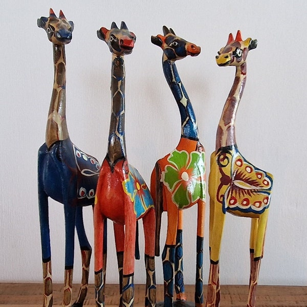 Girafe en bois peinte à la main - 30 cm de haut