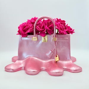 Metallisk rosa smältpåsevasskulptur | Sockerväska blomkruka | Sweet Icons konstdekor