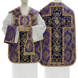 Könnte beinhalten: Ein violettes liturgisches Messgewand mit aufwendigen Goldstickereien, darunter ein zentrales Kreuzmotiv und Symbole des heiligen Herzens. Das Set umfasst eine passende Stola und ein Manipel, verziert mit floralen Mustern und Goldborten.