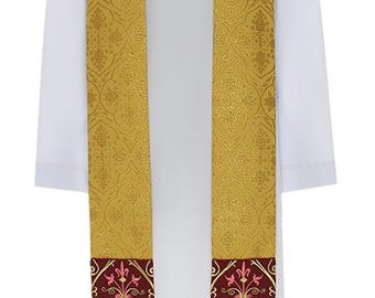 Könnte beinhalten: Eine liturgische Stola aus goldenem Stoff mit einem sich wiederholenden Damastmuster. Die unteren Abschnitte der Stola sind mit einem tiefburgunderroten Einsatz akzentuiert, der ein florales Stickmotiv in Rot-, Rosa- und Goldtönen zeigt.