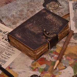 Carnet en cuir avec carte du monde - Carnet de voyage fait main avec cadenas, 200 pages de papier de finition, cadeau citation vintage, carnet de notes en cuir
