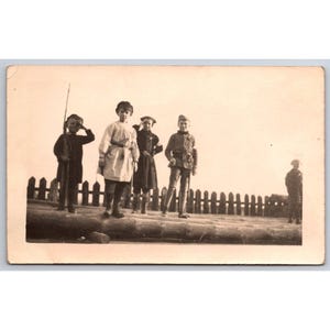Postkarte RPPC Vintage Kinder Kinder Zaun Foto Salute #981