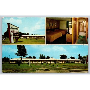 Pode incluir: Um cartão postal vintage com um motel que tem uma placa que diz "Aquarama Motel" e as palavras "No Vacancy". O cartão postal mostra uma vista do motel da frente e um close-up de um quarto com duas camas.