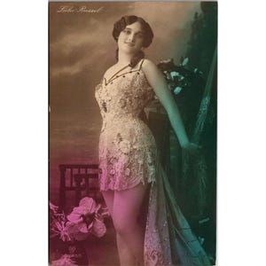 Carte postale ancienne Risque Lulu Russel danseuse de vaudeville RPPC teintée GG Georg Gerlach Ser. 205/5 pose femme robe fleurs #1017