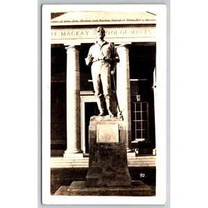 Carte postale vintage Statue de John Wm Mackay et Mackay School of Mines Reno Nevada RPPC 0360