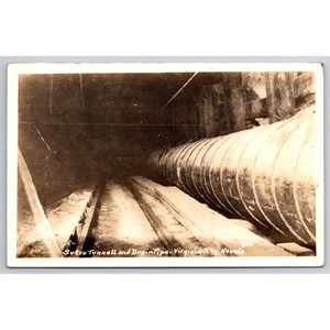 Carte postale vintage Sutro Tunnell et tuyau de vidange Virginia City Nevada RPPC 0428