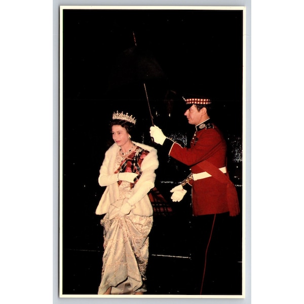 Postcard Vintage Sovereign Series 2 No 33 The Queen at Holyrood 1972