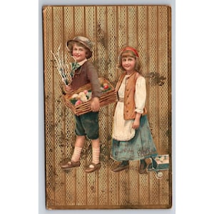 Cartão postal antigo saudação de páscoa com todos os bons desejos para páscoa menino menina cesta de ovos detalhe metálico dourado