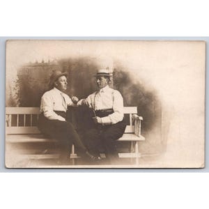 Postal de hombres sentados en un banco con sombreros, charlando, antigüedades, amigos, ¿gay? #554