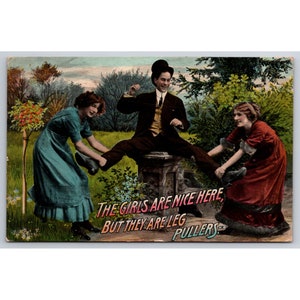 Carte postale vintage Les filles sont sympas ici mais elles arrachent les jambes 0260