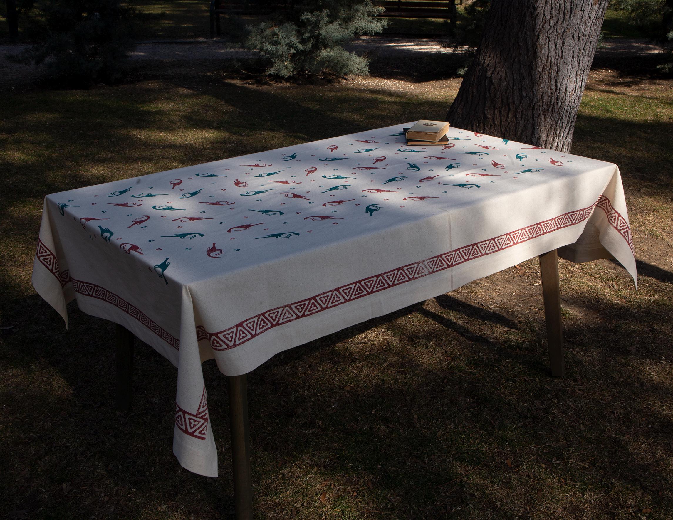 ブロックプリントのコットンテーブルクロス、赤と緑の長いテーブル