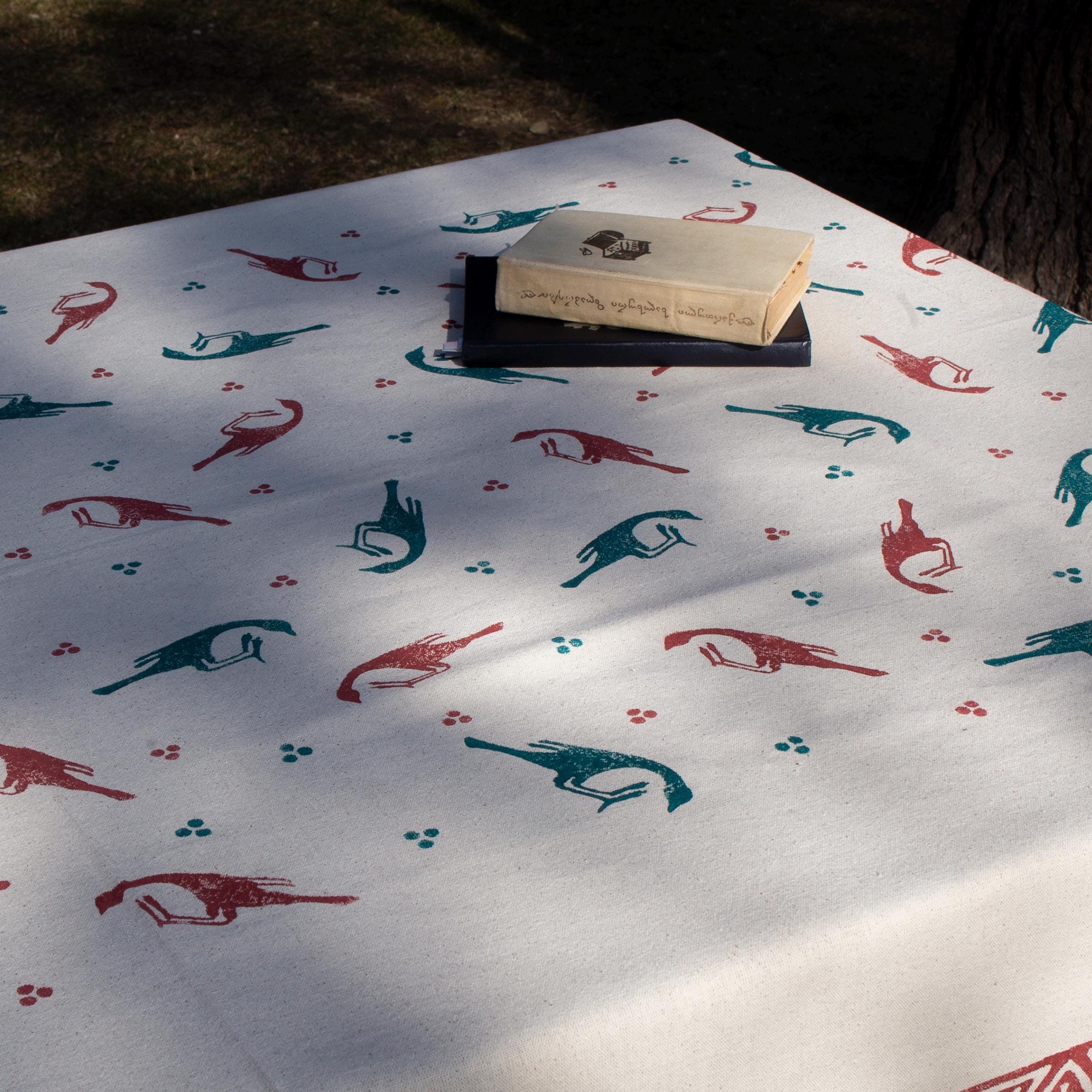 ブロックプリントのコットンテーブルクロス、赤と緑の長いテーブル