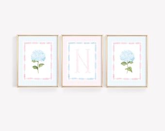Gepersonaliseerde hortensia print set van 3, aangepaste eerste print, roze en blauwe meisjeskamer decor, bloemen brief poster, naambordje babymeisje kinderkamer