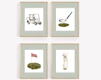 Puede incluir: Conjunto de cuatro impresiones enmarcadas de cuadros verdes y blancos con ilustraciones de temática de golf. Las impresiones presentan un carro de golf, un palo de golf, una bandera de golf y una bolsa de golf.