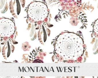 Peut inclure: Un motif sans couture avec des illustrations aquarelle de capteurs de rêves, de plumes et de fleurs roses. Le fond est blanc. Le texte "MONTANA WEST" est en bas de l'image.