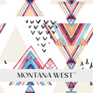 Pode incluir: Um padrão sem costura que apresenta um design geométrico de triângulos coloridos com listras de aquarela e um padrão de chevron em preto e branco. O padrão está sobre um fundo branco e inclui o texto "MONTANA WEST".