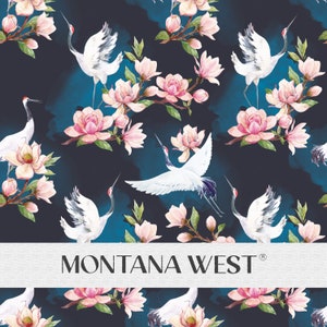 Op de afbeelding: Een naadloos patroon met witte kranen die vliegen tussen roze magnolia bloemen op een donkerblauwe achtergrond. Het patroon bevat de tekst "MONTANA WEST" in wit.