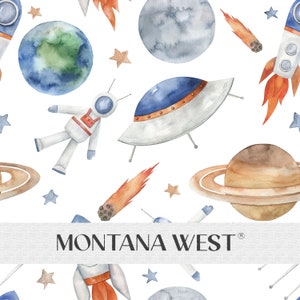 Puede incluir: Un patrón sin costuras con ilustraciones de acuarela de elementos con temática espacial, que incluyen un cohete, una nave espacial, planetas, estrellas y un astronauta. El patrón está sobre un fondo blanco e incluye el texto "MONTANA WEST".